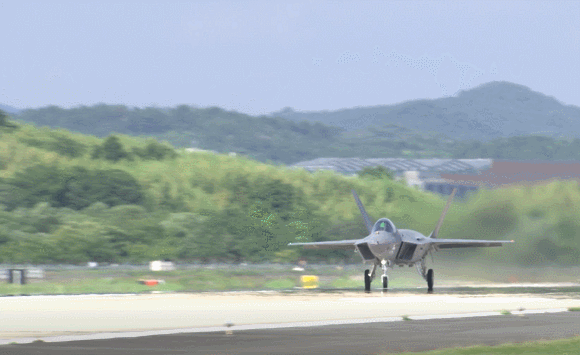안준현 공군 소령이 조종한 KF-21 시제 1호기가 19일 최초 시험 비행을 하고 있다. /사진=방위사업청 제공 영상 캡처