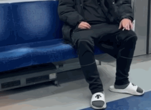  지하철에서 마스크를 내리고 흡연을 하는 한 남성의 영상이 공개됐다./사진=인스타그램