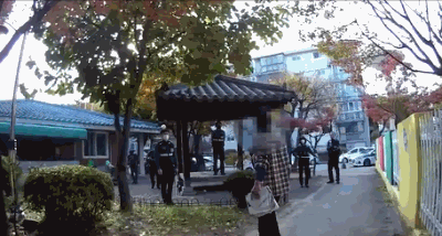 충북 충주 한 유치원 앞에서 남성이 흉기 난동을 부리다 경찰의 테이저건을 맞고 쓰러졌다./사진=경찰청 유튜브