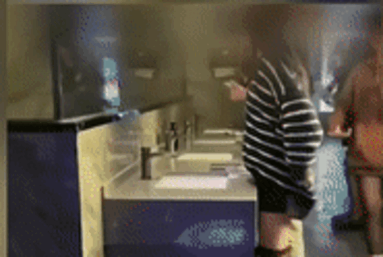 남자 화장실에서 여자 화장실을 엿볼 수 있는 특수 거울이 설치된 중국의 한 술집 모습 /영상=SNS