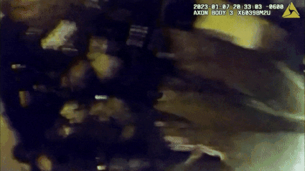 27일(현지시간) 미국 테네시주 멤피스 경찰이 공개한 보디캠 영상. 니컬스가 경찰들에게 둘러싸여 폭행당하고, 경찰관이 그를 향해 페퍼 스프레이를 뿌리는 장면이 고스란히 담겼다./로이터=뉴스1