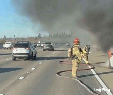 28일(현지시간) 미국 소방관이 캘리포니아주 고속도로 위에서 모델S 차량 화재를 진압하고 있다. /사진=트위터
