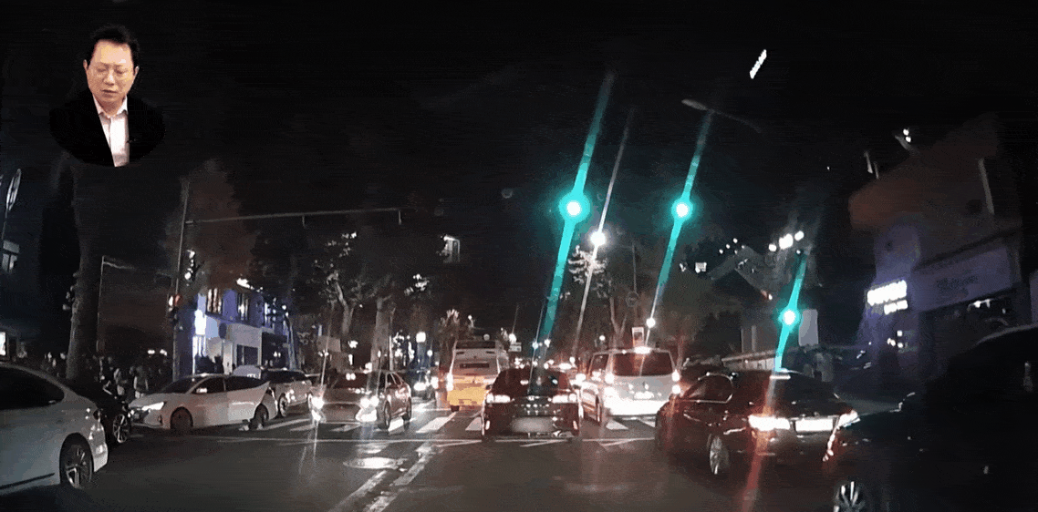 지난해 10월 29일 밤 11시쯤 승객을 태우기 위해 한 택시가 멈춰서면서(화면 왼쪽) 구급차가 움직이지 못하고 있다. /영상=한문철TV