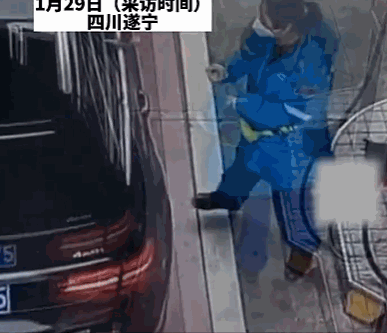 지난달 23일 중국 쓰촨성 쑤이시 고속도로 한 주유소에서 벤츠 운전자가 돈을 바닥에 던지고 갔다. /영상=웨이보
