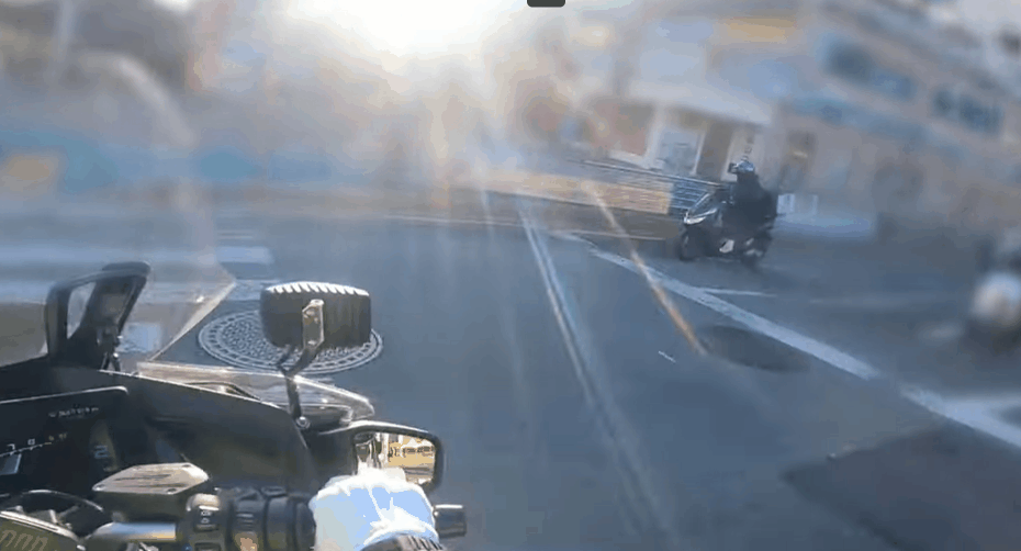 경기도 고양시 한 도로에서 신호 위반을 한 오토바이를 경찰이 추격하는 장면. /영상=경찰청 유튜브