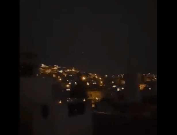 튀르키예의 한 도시에서 '지진광'으로 추정되는 푸른색 불빛이 번쩍이는 모습./영상=트위터