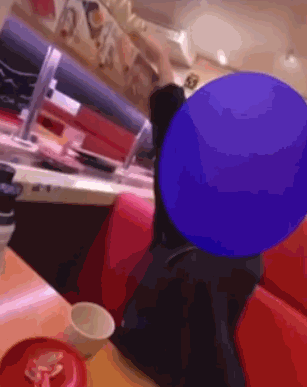한 남성이 일본 회전초밥 식당에서 초밥에 침을 묻히는 등 '위생 테러'를 하고 있다. /영상=틱톡