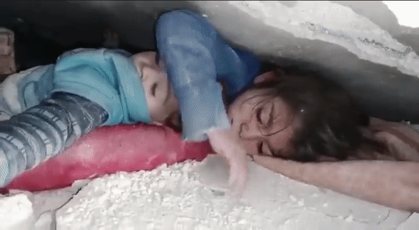7일(현지시간) 튀르키예(터키)·시리아 대지진으로 무너진 건물에서 17시간만에 구조된 남매. /영상=주허 알모사 트위터