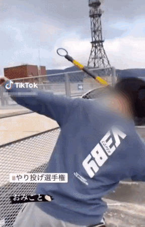 일본 시코쿠 에히메현의 JR선로를 향해 창처럼 긴 플라스틱 막대를 던진 일본의 한 남성. 이 막대는 사람에게 위협을 가하진 않았으나 선로에서 얼마 떨어지지 않은 곳에서 발견됐다. /영상=틱톡