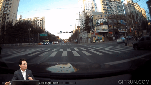 지난 3일 서울시 노원구의 한 도로에서 보행신호에 맞춰 횡단보도를 건너는 캐스퍼 운전자. 이 운전자는 급하게 유턴하기 위해 이같이 행동한 것으로 알려졌다. /영상=유튜브 채널 '한문철 TV'