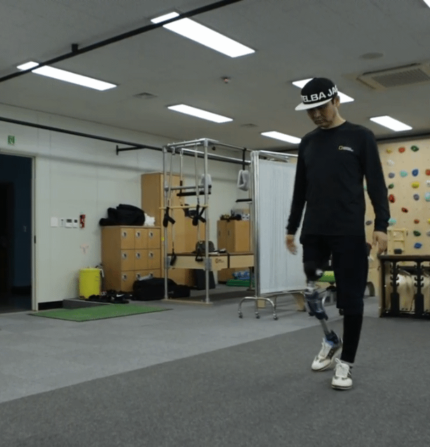  강범규씨가 인공지능(AI) 기반 의족 소켓 기술을 통해 걷고 있는 모습. / 영상=한국기계연구원