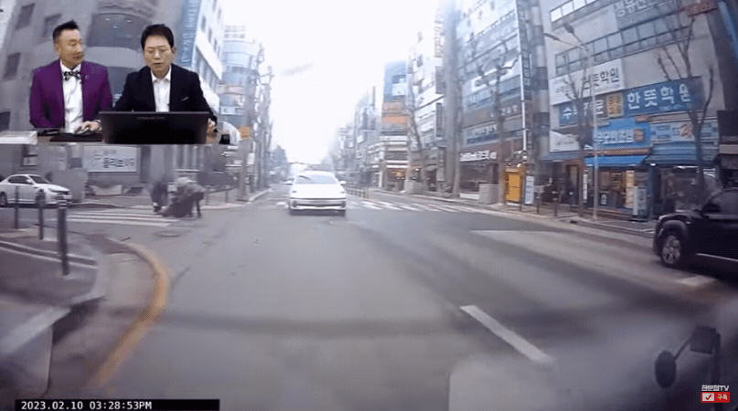 지난 10일 대전 서구 월평동의 한 도로에서 전동휠체어를 탄 여성이 울퉁불퉁한 길을 건너다 바닥으로 떨어지자 이를 돕는 시민들 /영상=유튜브 채널 '한문철TV'