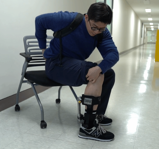 한국생산기술연구원은 초경량 보행 보조로봇을 개발했다. 특히 발목 고정부를 환자가 조력자의 도움 없이도 신고 벗도록 만들었다. 2배속 영상. / 영상=한국생산기술연구원