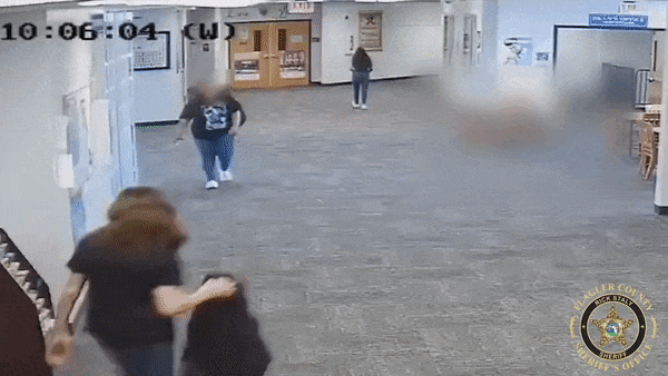미국 플로리다주(州) 플래글러 카운티의 한 고등학교에서 벌어진 학생의 교직원 폭행 사건 감시 카메라 영상/ 영상= 플래글러 카운티 경찰당국 