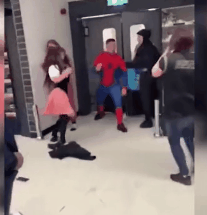 '영웅' 스파이더맨 복장을 하고 마트 직원 여성에게 다가가 무차별 폭행을 저지른 '빌런' 남성. /영상=틱톡