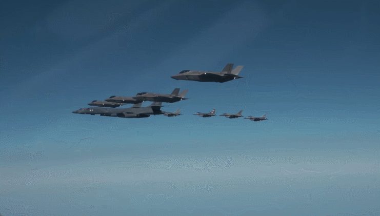 한미 공군이 19일 한반도 상공에서 우리측 F-35A 전투기와 미 공군 B-1B 전략폭격기 및 F-16 전투기가 참여한 가운데 연합공중훈련을 실시하고 있다. /사진제공=국방부