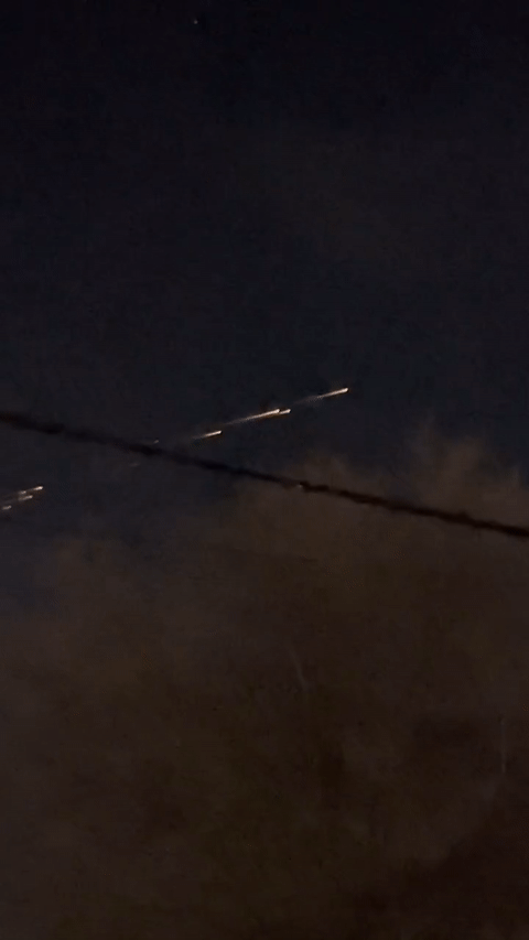 미국 밤하늘에 UFO(미확인 비행물체) 같은 형태의 신비한 '불꽃놀이'가 펼쳐졌다. /영상='kingcongbrewing' 인스타그램