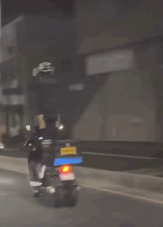 한 배달원이 주행 중인 삼륜 오토바이를 서서 타고 있다. /사진=온라인 커뮤니티