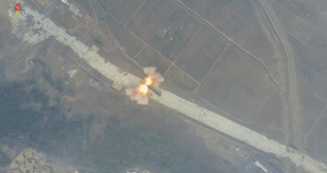 북한 조선중앙텔레비죤이 지난해 3월 공개한 ICBM(대륙간탄도미사일) 발사 관련 영상.