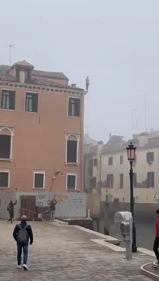 이탈리아 베네치아의 한 3층 건물 옥상에서 운하로 뛰어내린 한 남성의 영상이 공개돼 경찰이 추적 중이다. /영상=트위터