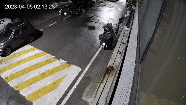  충북 청주에서 주차된 오토바이를 훼손한 사건이 잇따라 발생해 경찰이 수사에 나섰다. /영상=보배드림