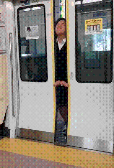 지하철 문이 닫힐 때쯤 자신의 몸을 집어넣어 지하철 출발을 지연시키는 일본 여고생들 /영상=트위터