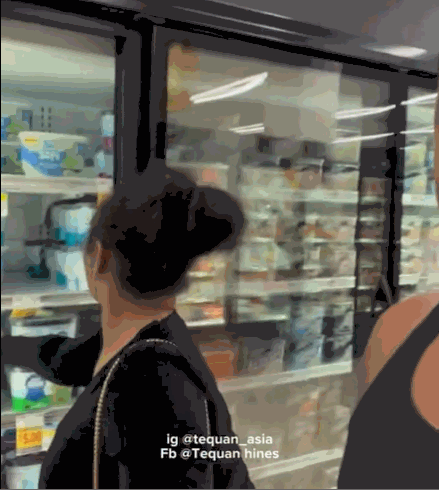 미국 버지니아주 포츠머스에 사는 한 흑인 부부가 마트 냉장고에 진열된 아이스크림을 핥은 후 도주하는 영상을 공유했다. /영상=트위터 갈무리