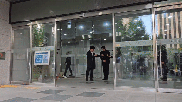 지난 17일 오전 6시20분쯤 서울 마포구 서울경찰청 마약범죄수사대에서 배우 유아인씨가 조사를 마치고 나오고 있다. /영상=정세진 기자