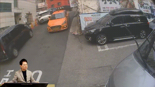 후진 하다가 주차된 차를 들이받고 돌진해 건물 외벽에 들이받을 당시 모습. /사진=유튜브 한문철TV 갈무리