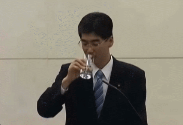 2011년10월 31일 일본 도쿄전력에서 소노다 야스히로 내각 정무차관이 일본 후쿠시마 제1원전5ㆍ6호기 원자로 옆 샘물에서 떠온 물을 마시고 있다.