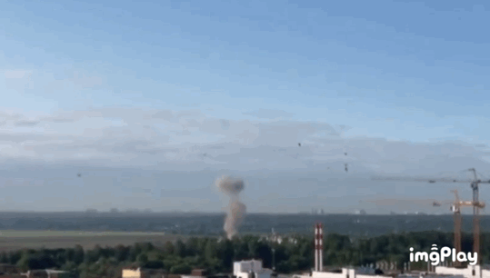 30일(현지시간) 모스크바 하늘로 연기가 솟아오르는 모습. 러시아 국방부는 이날 우크라이나가 드론 공격을 벌였다고 밝혔다./사진=트위터