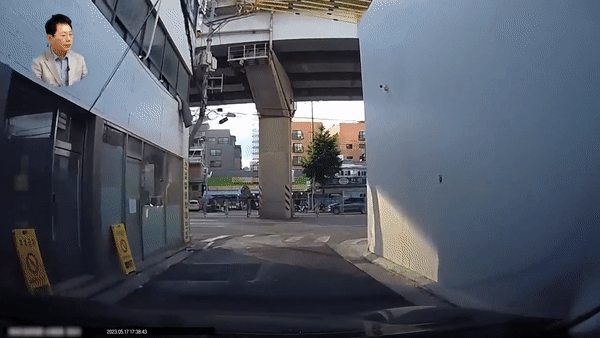 골목길을 빠져나가는 차량을 보고 급제동한 자전거 운전자. 이 자전거 운전자는 차량을 보고 넘어지긴 했으나 멀쩡히 일어나 자리를 떠났고, 뒤늦게 차량 운전자를 경찰에 신고했다. /영상=유튜브 채널 '한문철TV' 