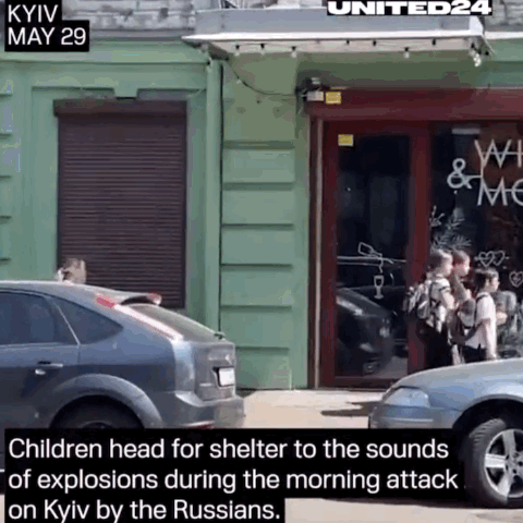 지난달 29일(현지 시간) 러시아가 우크라이나 키이우에 집중 공습을 펼친 가운데, 공습 경보가 울리자 등교하던 아이들이 비명을 지르며 인근 대피소를 향해 질주하는 모습. /영상=트위터 @DefenceU