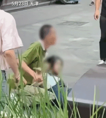 지난달 23일 중국 톈진의 한 거리에서 50대 남성이 인질극을 벌였다./영상=웨이보