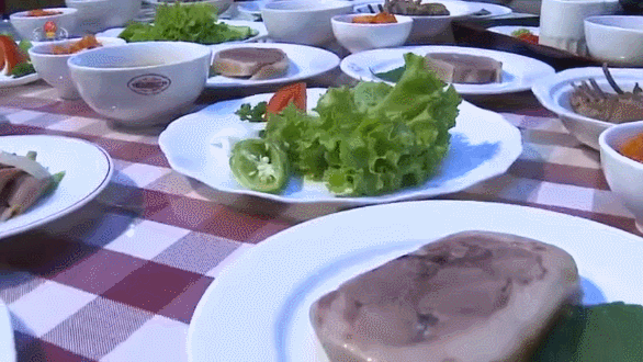 북한의 단고기(개고기) 요리집인 평양단고기집의  메뉴. /영상=조선중앙TV캡처