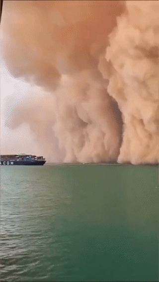 유럽과 아시아를 잇는 최단 무역 항로 수에즈 운하가 거대 모래 폭풍에 휩싸였다. /영상=트위터
