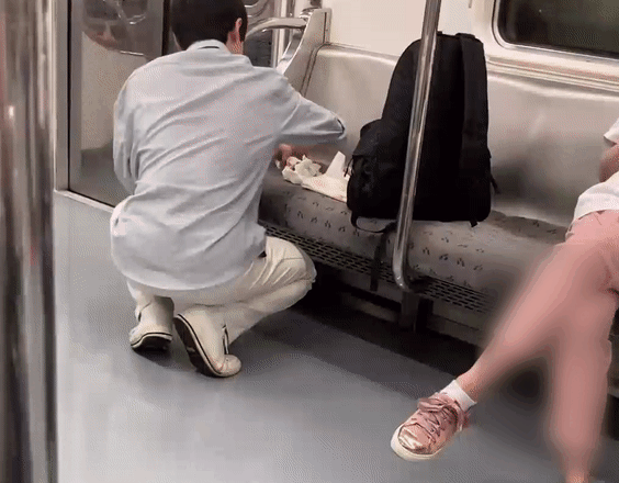 지하철 의자에 묻은 타인의 토사물을 묵묵히 닦는 청년. /영상=인스타그램 @chae.mook