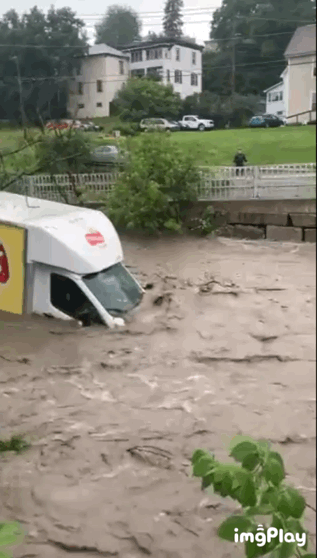 10일(현지시간) 버몬트주 폭우로 불어난 물에 트럭이 떠내려가고 있다./사진=트위터