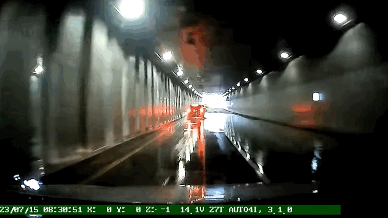 지난 15일 오전 8시30분쯤 충북 청주 오송 지하차도 침수 직전 모습. 인근 제방이 터지며 강물이 지하차도로 유입되고 있다. /사진=유튜브 채널 손오공