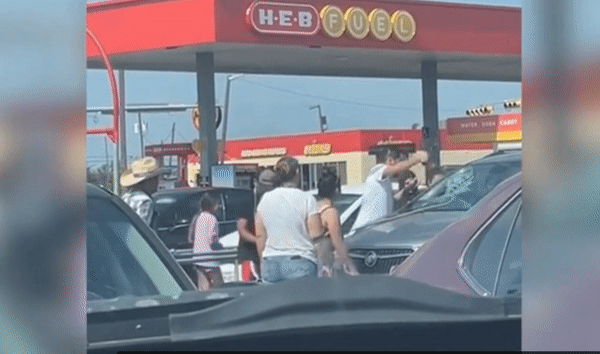 텍사스 남부 할링겐의 한 아울렛 주차장에서 한 남성이 차량에 갇힌 아이를 구하기 위해 유리창을 깨는 모습./영상=뉴욕포스트 유튜브 갈무리