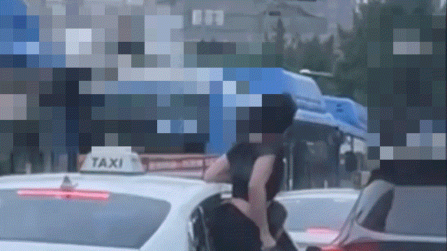 10대로 보이는 남성이 택시 뒷좌석 창문으로 상체를 내민 뒤 신체 일부를 노출하는 등 행동을 하는 모습이 담긴 영상이 공개됐다. /영상=보배드림 인스타그램