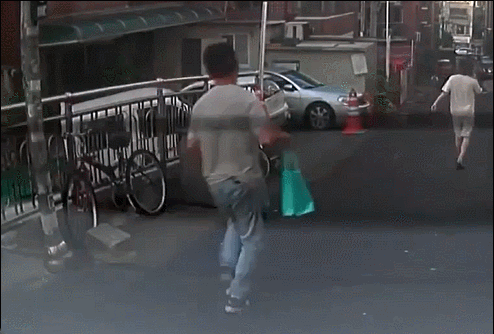 지난달 31일 30대 중국인 남성 정씨가 현금이 든 파란색 쇼핑백을 들고 도주하는 모습. /영상=서울 구로경찰서