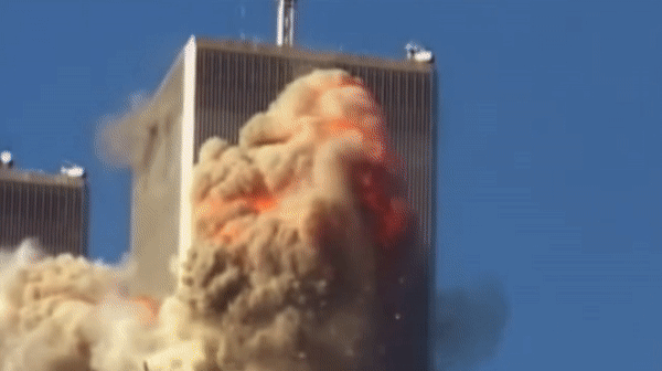 2001년 9월 11일 오전 세계무역센터에 첫 번째 비행기가 충돌하는 순간의 영상. 이 영상은  뉴욕시 신참 소방관에 대한 다큐멘터리를 찍고 있던 프랑스 출신 영화 제작자 쥘 노데가 찍은 것으로, 현재까지 알려진 영상 중 1WTC에 비행기가 충돌하는 모습이 제대로 담긴 세계에서 유일한 영상이다. /영상=유튜브 'World Trade Center Flashback'