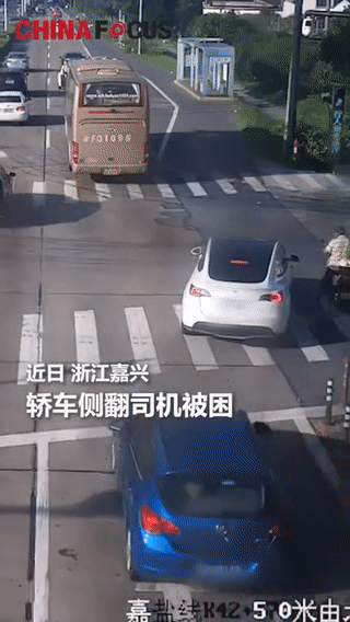 도로를 달리던 승용차가 뒤집혀 운전자가 갇히자 운전자를 구출하기 위해 차를 일으켜 세운 중국 시민들의 모습 /영상=X(구 트위터)