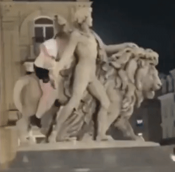 술에 취해 벨기에 브뤼셀 증권거래소 앞 동상에 오른 한 관광객이 동상의 손을 부러뜨려 체포됐다. /영상=X(구 트위터)