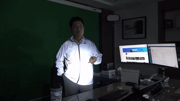 교통사고 전문 한문철 변호사가 반광 바람막이 점퍼를 입고 반광 기능성 실험을 하는 모습./사진=유튜브 채널 '한문철TV' 영상