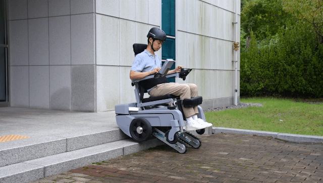 한국기계연구원이 개발한 '로봇 휠체어'. 기존에도 계단을 오르는 휠체어와 일어서 이동할 수 있는 휠체어가 각각 있었으나 두 모듈을 통합해 한 대로 개발한 건 전 세계 처음이다. / 영상=한국기계연구원