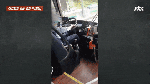 고속도로를 달리는 버스 안에서 운전기사가 휴대전화로 주식 창을 들여다보는 모습 /영상=JTBC '사건반장' 