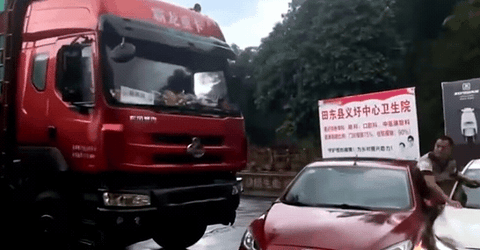 중국에서 대형 트럭 운전자가 차량 통행 문제로 시비를 벌이던 승용차를 들이받아 밀어버리는 모습 /영상=온라인 커뮤니티