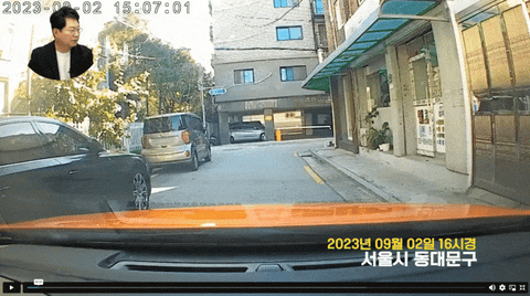 골목길에서 반려견 변을 치우던 여성이 지나는 택시에 치였다. /사진=유튜브 채널 한문철TV 갈무리